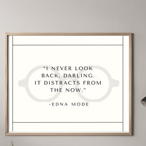 Op de afbeelding: Zwart-witte typografieprint met een citaat van Edna Mode uit de film The Incredibles. Het citaat luidt: "Ik kijk nooit terug, schat. Het leidt af van het nu."