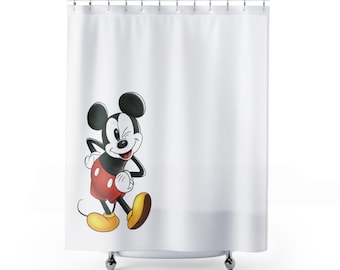 Puede incluir: Una cortina de ducha blanca con una imagen de dibujos animados de Mickey Mouse con pantalones cortos rojos y zapatos amarillos. Mickey Mouse está guiñando un ojo y sonriendo.