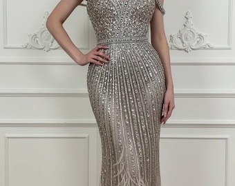 Vestido color champán con hombros descubiertos, cuentas de diamantes de imitación y plumas