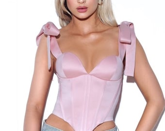 Haut corset en satin rose aux épaules dénudées