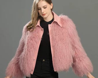 Puede incluir: Una chaqueta de piel sintética rosa y esponjosa con cuello y cierre de botones. La chaqueta tiene mangas largas y una longitud recortada.