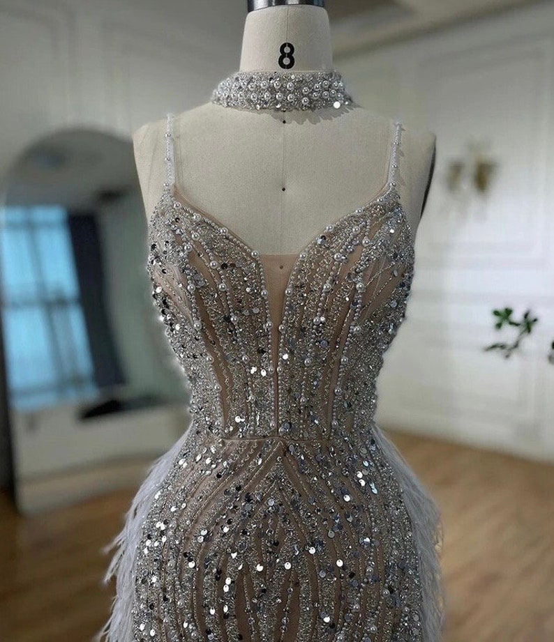 Robe de soirée sans manches ornée de perles et de sequins image 2