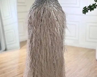 Robe de soirée dos nu argentée et beige ornée de perles et de sequins