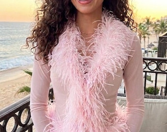 Bolero rosa claro transparente de manga larga con ribete de plumas de avestruz en cuello y mangas - Tiempo de producción: 2-3 semanas