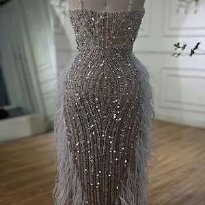 Robe de soirée sans manches ornée de perles et de sequins image 4