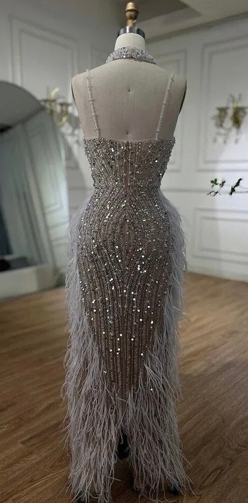 Robe de soirée sans manches ornée de perles et de sequins image 4