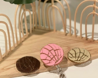 Concha badge reel