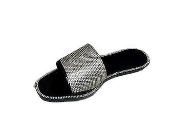 Sandalias con pedrería: zapatos planos de verano con mucho glamour