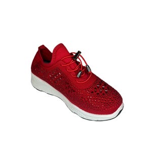 Könnte beinhalten: Roter Sportschuh mit weißer Sohle und schwarzem Besatz. Der Schuh hat ein dekoratives Muster und einen Kordelzugverschluss. Der Schuh ist auf Komfort und Stil ausgelegt.