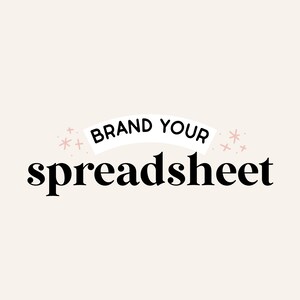 Könnte beinhalten: Schwarz-weißes Textlogo mit den Worten "Brand Your Spreadsheet" in fetter Schrift. Die Worte "Brand Your" befinden sich auf einem weißen Banner mit einem rosafarbenen Sternendesign.