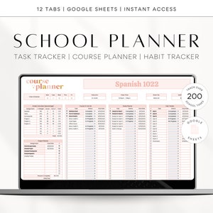 Puede incluir: Un ordenador portátil que muestra una hoja de cálculo de Google Sheets con un esquema de color rosa y blanco. La hoja de cálculo se titula "Spanish 1022" e incluye secciones para "Grade Calculator", "Course for the Week", "Study Notes" y "Task Tracker". La hoja de cálculo está diseñada para ayudar a los estudiantes a planificar y hacer un seguimiento de su trabajo escolar. El portátil está sobre una superficie blanca.