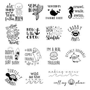 Op de afbeelding: Een set van 12 zwart-wit illustraties met woordspelingen met een oceaan thema. De illustraties bevatten een kwal, een zeemeermin, een walvis, een zeepaardje, een octopus, een anker, een zeester, een krab, een haai, een schelp, een otter en een schildpad.