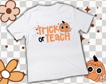 Könnte beinhalten: Weißes T-Shirt mit einem orangefarbenen Kürbis, der eine Sonnenbrille und ein Peace-Zeichen trägt. Der Text "Trick or Teach" ist in orangefarbenen Buchstaben auf dem Shirt geschrieben.