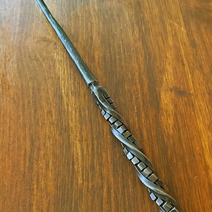 手鍛造ステーキターナー – 伝統的な鍛冶職人の技にキュービックなひねりを加えた逸品