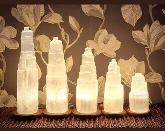 Handgefertigte Lampe aus Selenit – Selenitlampe auf einem Holzsockel in Kaskadenform