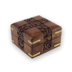 Handgefertigte kompakte Schmuckbox aus Palisanderholz mit Blumenkreuz, roter Samteinlage und Messingbeschlägen Schatulle Aufbewahrungsbox