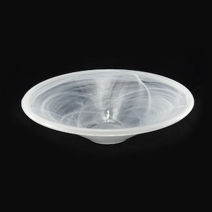 Könnte beinhalten: Weiße Alabaster-Glasschüssel mit einem wirbelnden Muster. Die Schüssel ist flach und hat einen breiten Rand.