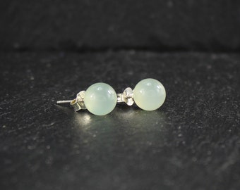 Orecchini A Perno In Argento Con Giada Blu Perlina Rotonda 10mm - Fatto A Mano PE15