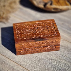 Handgefertigte Schmuckbox aus Palisanderholz mit Blumenornament Samteinlage Blüten Holzbox Holzkiste Truhe Schatulle Kiste Aufbewahrungsbox