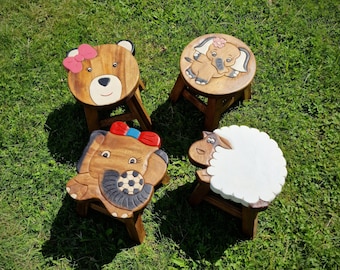 Handgemaakte kinderstoel, kruk van massief hout, kleurrijk met motieven van olifant, schaap, beer, bij en cowboy.