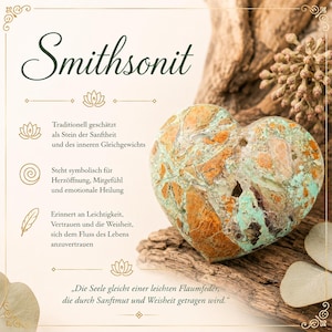 Pode incluir: Uma pedra de Smithsonita em forma de coração com uma textura manchada em tons de turquesa, verde e castanho. A imagem inclui texto em alemão que descreve a pedra, com ícones de flores de lótus, uma espiral e uma pena, tudo emoldurado.