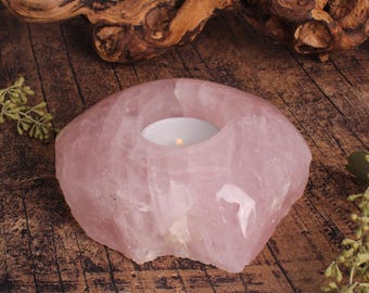 Porta-velas artesanal em quartzo rosa, pedra bruta com superfície polida, acessório para casa, ideia para presente.