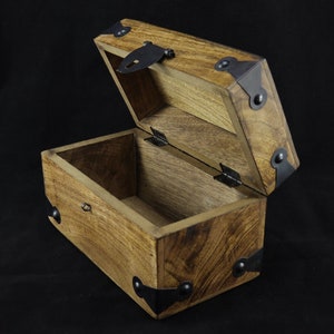 handgemachte Holztruhe Holzkiste Holzbox Schatulle Kiste aus Mangoholz keltischer Kreis Knoten Wiedergeburt Endlosigkeit Liebe Freundschaft Bild 9