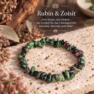 Pode incluir: Uma pulseira feita de pequenas pedras preciosas de rubi e zoisite, irregulares e polidas. As pedras apresentam uma mistura manchada de verde floresta profundo, preto e rosa magenta vibrante. A pulseira está disposta em forma circular.