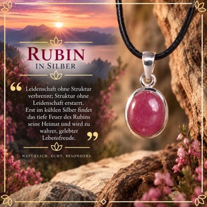 Op de afbeelding: Een zilveren hanger met een gladde, ovaalvormige roze robijn aan een zwart koord. De afbeelding bevat de tekst RUBIN IN SILBER, een Duits citaat over passie en structuur, en de zin NATÜRLICH. ECHT. BESONDERS.