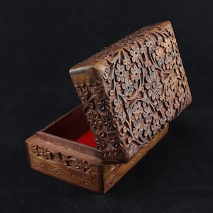 Handgefertigte Schmuckbox aus Palisanderholz mit Blumenornament und roter Samteinlage Bild 4