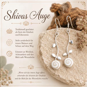 Peut inclure: Une paire de boucles d'oreilles pendantes en argent avec un motif de vigne incurvée, de petites feuilles et une pierre ronde blanche à motif en spirale. L'image contient le texte Shivas Auge et des descriptions en allemand sur la pierre.