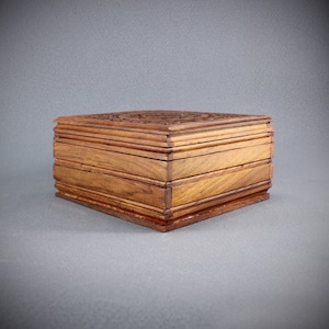 handgemachte Holztruhe Schatulle mit Blumenornamenten Trickbox aus Palisanderholz mit Samteinlage 15 x 15cm Handmade Holzbox Holzkiste Bild 4