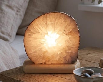 Luminária de geodo de ágata natural com base de madeira e luz | Luminária de pedra natural com aproximadamente 2,3 kg | Luminária decorativa de cristal para meditação e ambiente doméstico