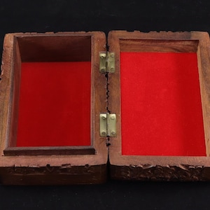 Handgefertigte Schmuckbox aus Palisanderholz mit Blumenornament und roter Samteinlage Bild 2