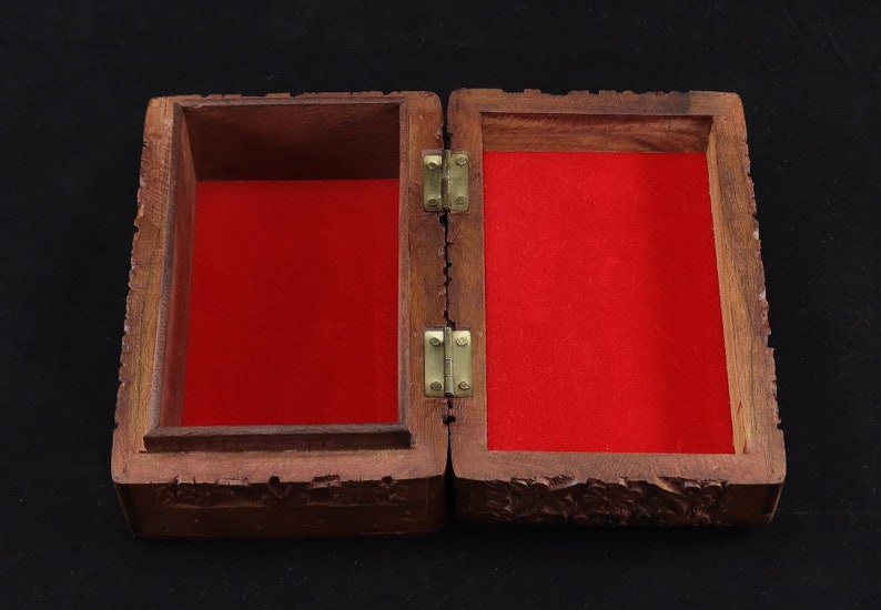 Handgefertigte Schmuckbox aus Palisanderholz mit Blumenornament und roter Samteinlage Bild 2