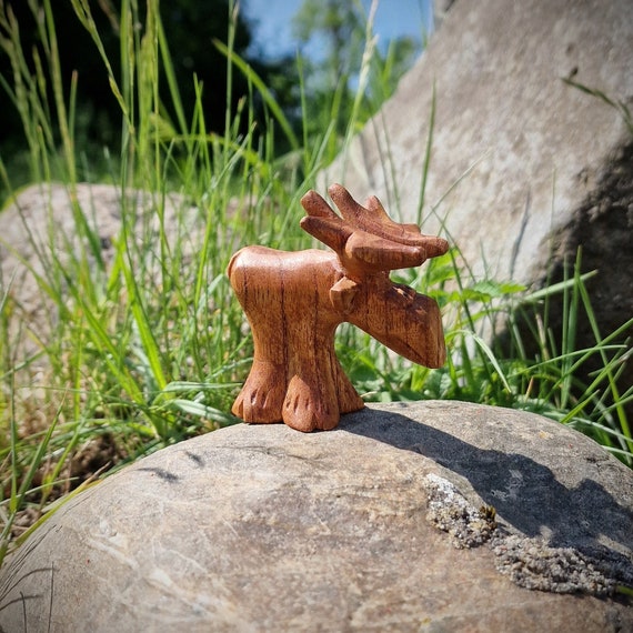 Elch aus Holz ( Suarholz ) ca. 6 cm hoch Elchfigur Elch Figur Skulptur Holzfigur Winter Weihnachtsdeko