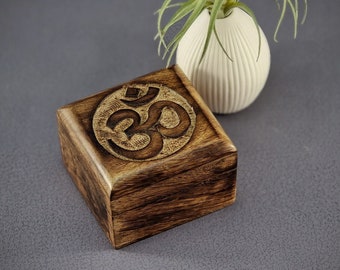 Handgemachte Holztruhe Holzbox aus Mangoholz Motiv Om Schatulle Truhe Kiste Versteck für Festival etc. Buddha Mantra Aum Sanskrit Hindu