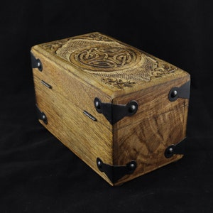 handgemachte Holztruhe Holzkiste Holzbox Schatulle Kiste aus Mangoholz keltischer Kreis Knoten Wiedergeburt Endlosigkeit Liebe Freundschaft Bild 8