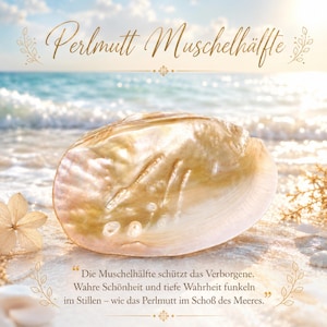 Könnte beinhalten: Eine Perlmutt-Muschelhälfte mit einer schimmernden, glatten Innenseite. Oben steht der Text "Perlmutt Muschelhälfte" und unten ein deutsches Zitat, eingerahmt von dekorativen, goldenen floralen Verzierungen auf dem gesamten Bild.
