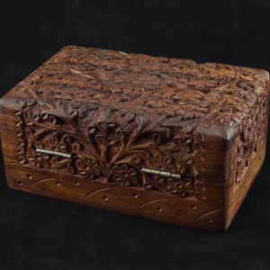 Handgefertigte Schmuckbox aus Palisanderholz mit Blumenornament und roter Samteinlage Bild 6