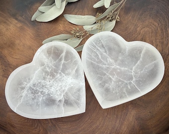 Tigela decorativa em forma de coração de selenita, feita à mão no Marrocos, para carregamento e armazenamento. Bandeja artesanal para carregamento.