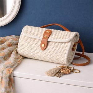 Borsa in rattan, bianca e marrone | Borsa a tracolla rettangolare in stile boho | Realizzata a mano a Bali | 21 cm