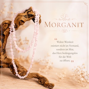 Peut inclure: Un long collier composé de petites pierres de morganite rose clair, de forme irrégulière et taillées en éclats, drapé sur un morceau de bois flotté. L'image contient le texte MORGANIT et une citation allemande sur le courage et le cœur.