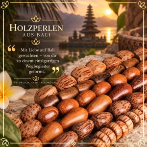 Könnte beinhalten: Eine Ansammlung polierter Holzperlen in verschiedenen Brauntönen mit natürlichen Maserungen und glatten Oberflächen. Das Bild enthält den Text HOLZPERLEN AUS BALI, ein deutsches Zitat sowie einen Tempel im Hintergrund.
