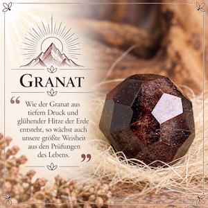 Pode incluir: Uma pedra preciosa granada facetada de cor vermelho profundo repousando sobre uma cama de palha clara. A imagem inclui um gráfico de uma montanha com raios de sol e o texto em alemão: GRANAT. Wie der Granat aus tiefem Druck und glühender Hitze.