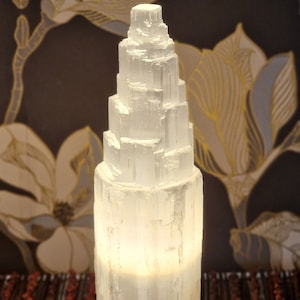 Handgefertigte Lampe aus Selenit – Selenitlampe auf einem Holzsockel in Kaskadenform