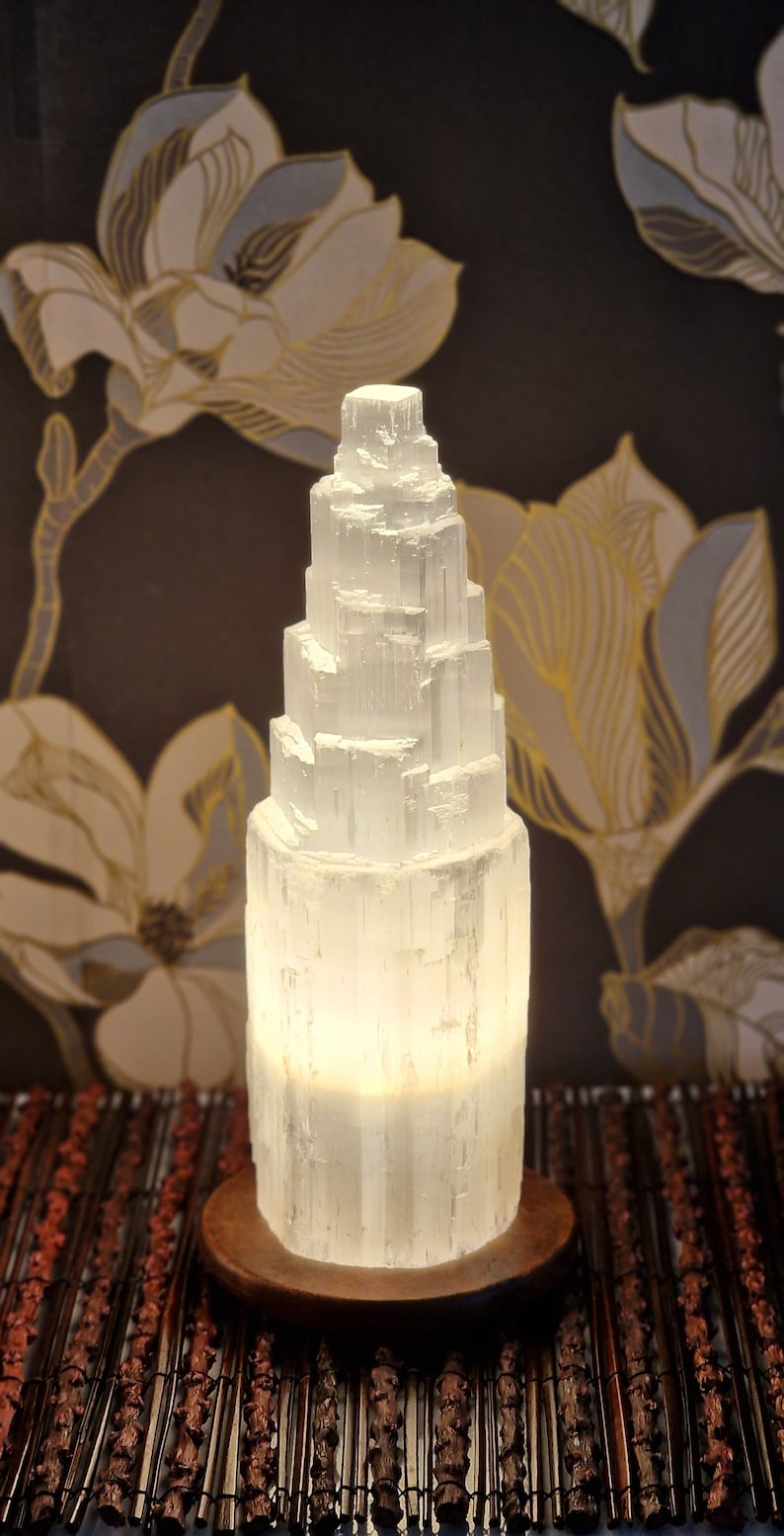 Handgefertigte Lampe aus Selenit – Selenitlampe auf einem Holzsockel in Kaskadenform