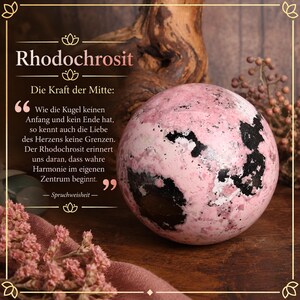 Peut inclure: Une sphère en rhodochrosite polie présentant un motif marbré de rose tendre, de blanc et d'inclusions noires profondes. L'image contient du texte en allemand : Rhodochrosit, Die Kraft der Mitte, et une citation sur l'amour et l'harmonie.