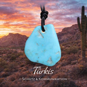 Könnte beinhalten: Eine türkisfarbene Anhängerkette mit schwarzem Band, vor einer Wüstenlandschaft mit Sonnenuntergangshimmel. Der Anhänger ist hellblau mit braunen Markierungen. Das Wort "Türkis" steht in weißer Schrift unten im Bild.