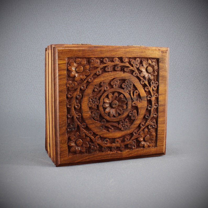 handgemachte Holztruhe Schatulle mit Blumenornamenten Trickbox aus Palisanderholz mit Samteinlage 15 x 15cm Handmade Holzbox Holzkiste Bild 5